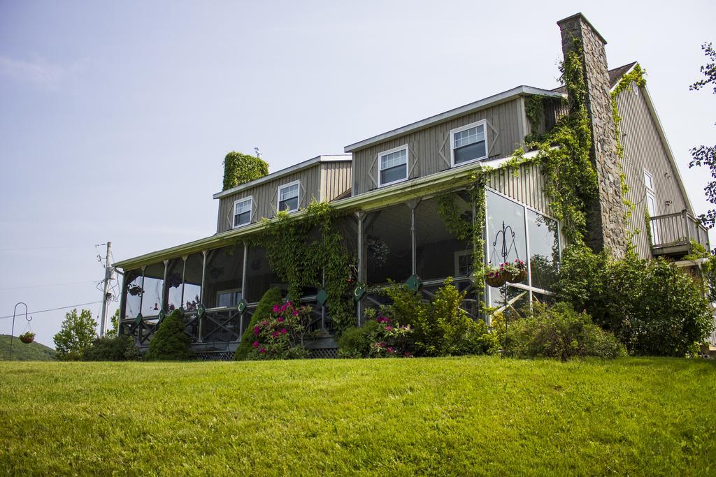 Chanterelle Inn & Cottages Featuring Restaurant 100 Km North River Bridge 外观 照片