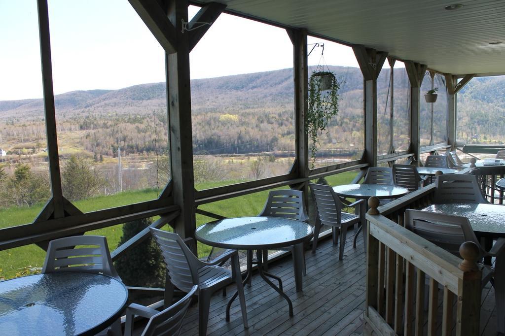Chanterelle Inn & Cottages Featuring Restaurant 100 Km North River Bridge 外观 照片
