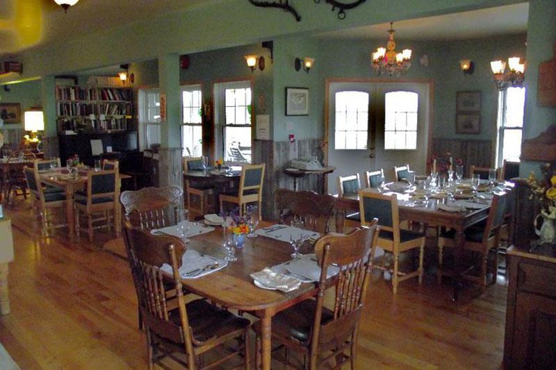 Chanterelle Inn & Cottages Featuring Restaurant 100 Km North River Bridge 外观 照片