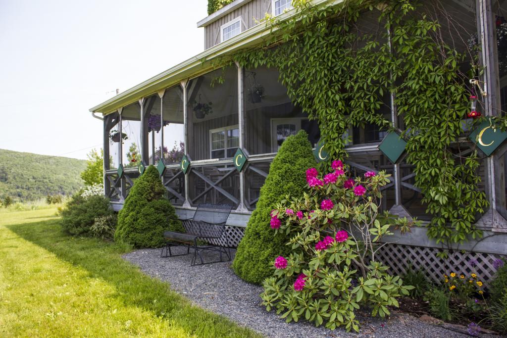 Chanterelle Inn & Cottages Featuring Restaurant 100 Km North River Bridge 外观 照片