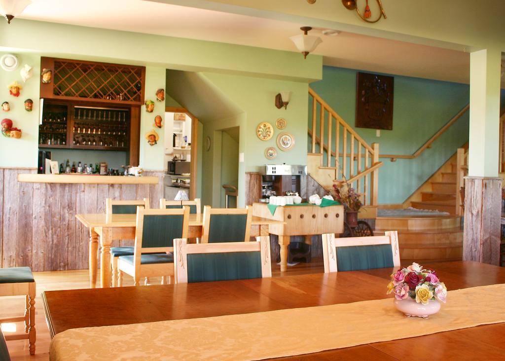 Chanterelle Inn & Cottages Featuring Restaurant 100 Km North River Bridge 外观 照片