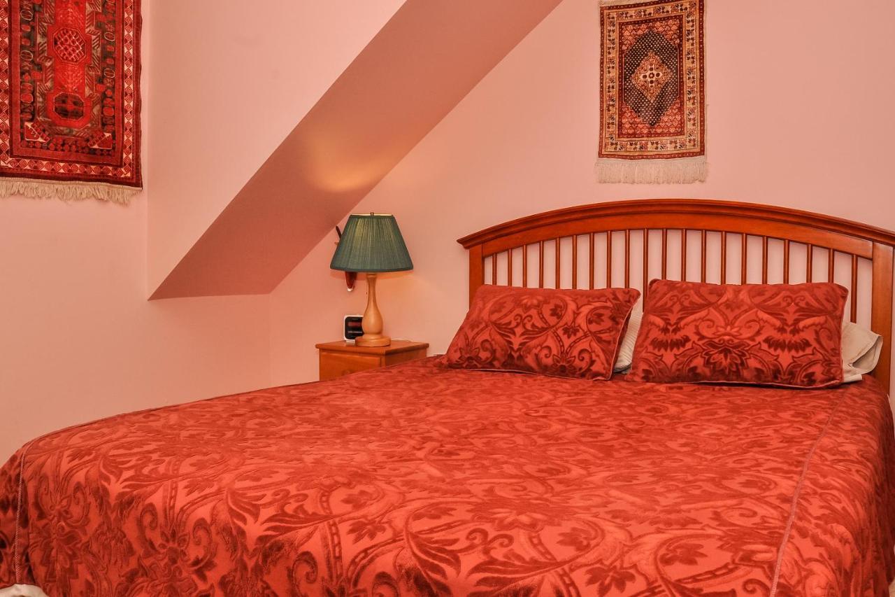 Chanterelle Inn & Cottages Featuring Restaurant 100 Km North River Bridge 外观 照片